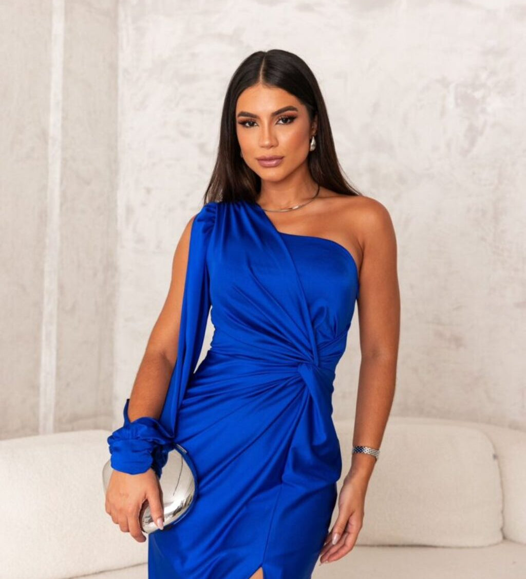 Luana – Rochie din satin cu design asimetric și fantă