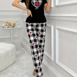 Set de pijamale cu tricou negru și pantaloni în carouri cu inimioare