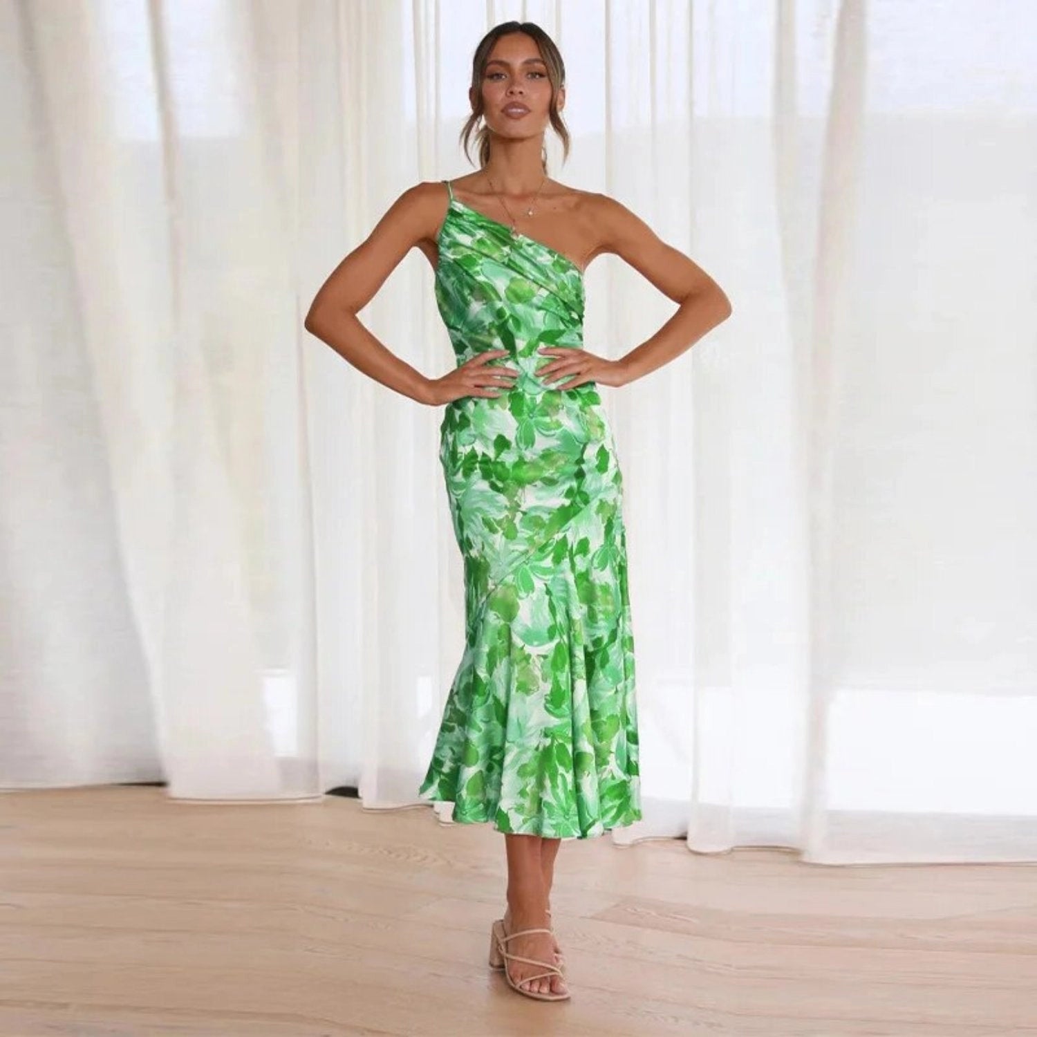Felicia – Rochie maxi asimetrică cu model floral delicat