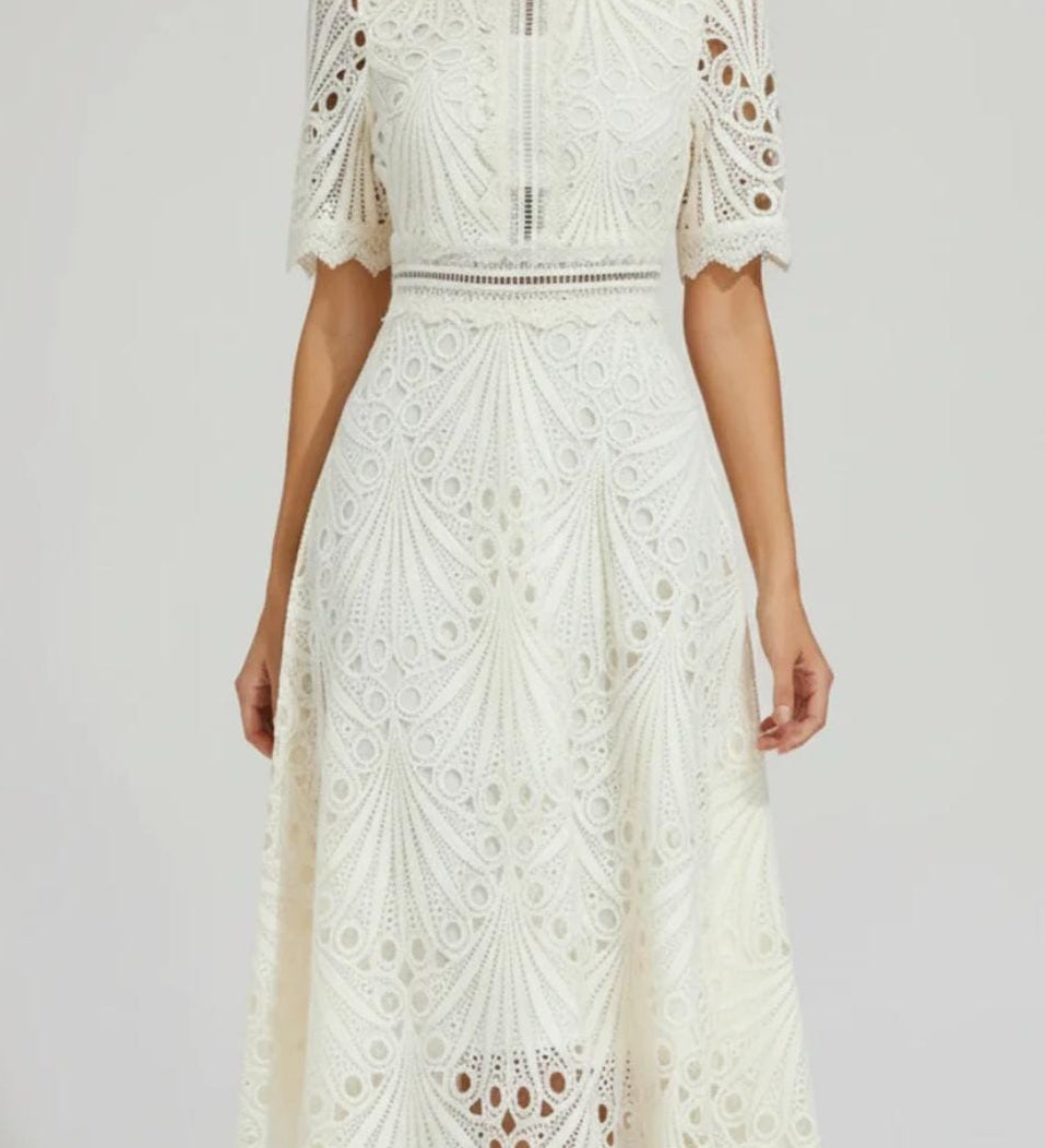 Nicoleta – Rochie midi cu dantelă și decupaje discrete