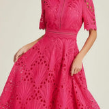 Nicoleta – Rochie midi cu dantelă și decupaje discrete