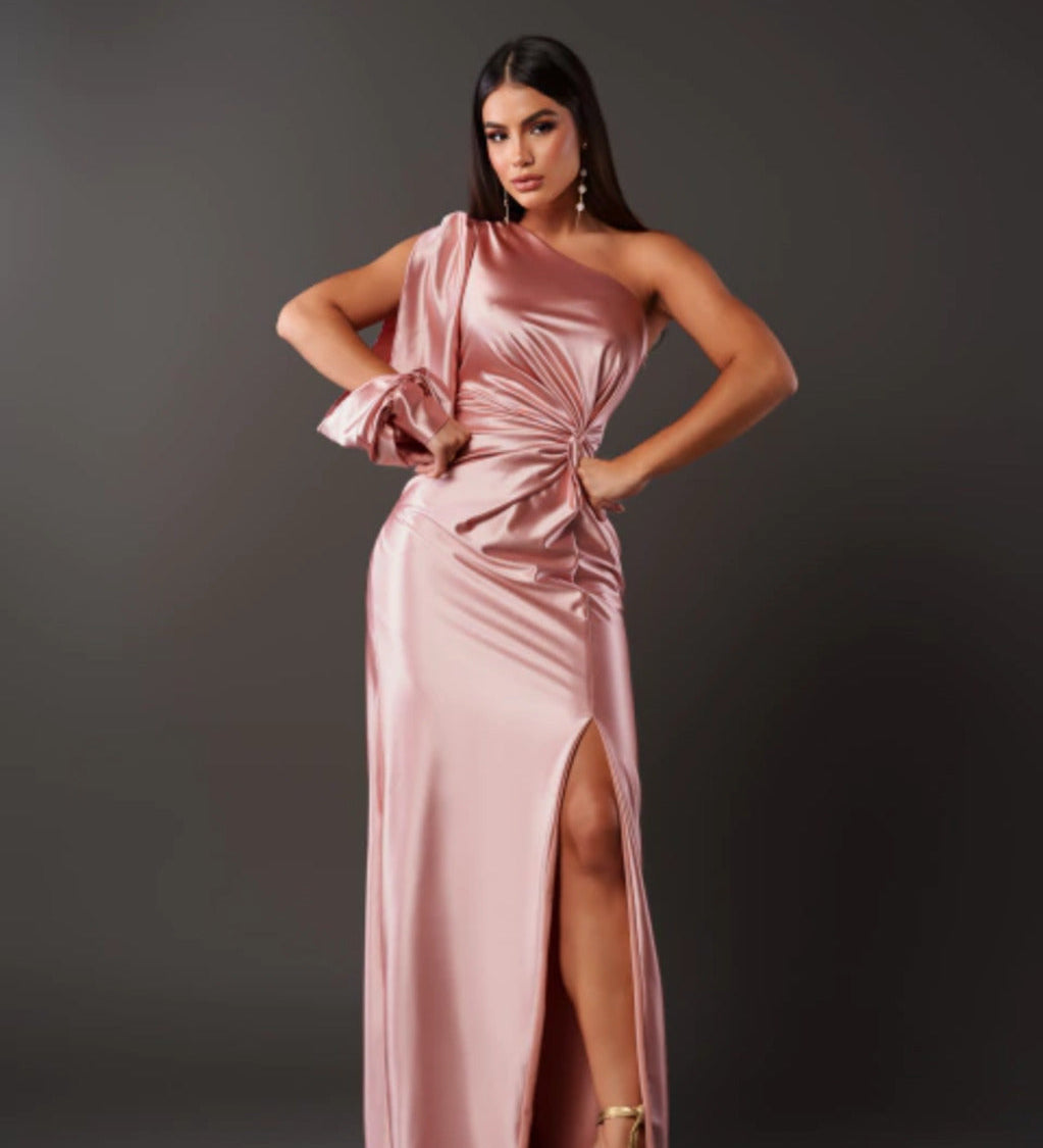 Luana – Rochie din satin cu design asimetric și fantă