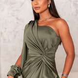 Luana – Rochie din satin cu design asimetric și fantă